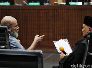 Sambil Tunjuk Jaksa, Lukas Enembe: Tidak Benar yang Disampaikan! Sambil Tunjuk Jaksa, Lukas Enembe: Tidak Benar yang Disampaikan!