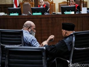 Lukas Enembe Tunjuk-tunjuk Jaksa di Sidang, Hakim Minta Tenang