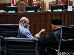 Lukas Enembe Tunjuk-tunjuk Jaksa di Sidang, Hakim Minta Tenang