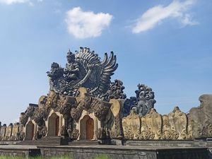 Pemkab Tabanan Lacak Identitas 2 Remaja yang Memanjat Patung GWS