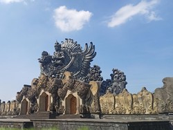 Pemkab Tabanan Lacak Identitas 2 Remaja yang Memanjat Patung GWS