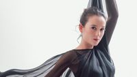7 Gaya Julie Estelle Pemotretan Kehamilan Berbusana Transparan, Simpel Aestetik