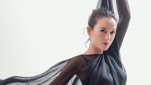 7 Gaya Julie Estelle Pemotretan Kehamilan Berbusana Transparan, Simpel Aestetik