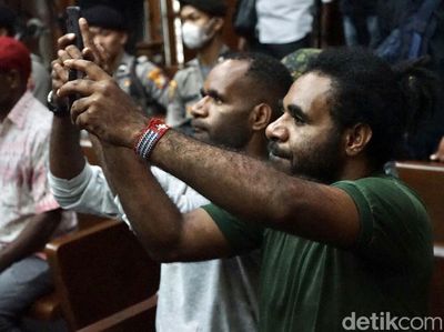 Pendukung-Keluarga Hadiri Sidang Perdana Lukas Enembe