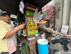 Pedagang Sate Ayam Terima Pembayaran Via QRIS: Nggak Pusing Cari Kembalian