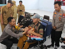 Semringahnya Penyandang Disabilitas di Jombang Dapat Sembako dari Polisi
