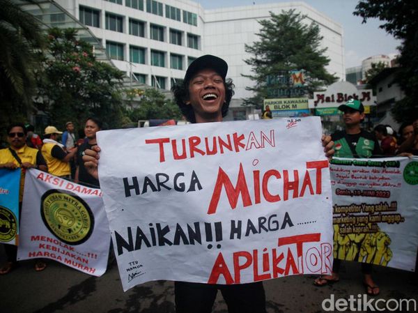 Poster-poster Lucu Ramaikan Aksi Sopir Gobox