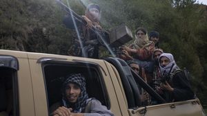 Potret Pasukan Taliban Patroli di Wilayah Pinggir Afghanistan