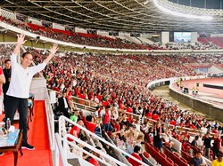 Presiden Jokowi Turun ke Lapangan, Salami Para Pemain Timnas