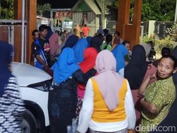Kecewa Sekolah Anaknya Dimerger, Puluhan Wali Murid Datangi Rumah Kades