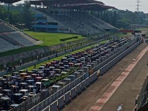 Ratusan Suzuki Jimny Buat Sesak Sirkuit Sentul Ratusan Suzuki Jimny Buat Sesak Sirkuit Sentul