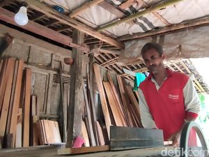 Pengakuan Sumiran-Sugiarti Betah Jadi Penghuni Terakhir Kampung Mati Pengakuan Sumiran-Sugiarti Betah Jadi Penghuni Terakhir Kampung Mati