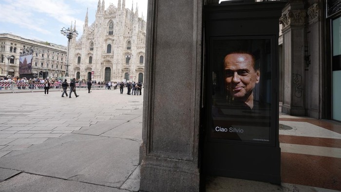 A farewell poster for media mogul and former Italian Premier Silvio Berlusconi is displayed in front of Milans Gothic Cathedral ahead of his state funeral in northern Italy, Wednesday, June 14, 2023. Berlusconi died at the age of 86 on Monday in a Milan hospital where he was being treated for chronic leukemia. (AP Photo/Luca Bruno)