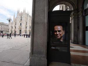 Berlusconi Meninggal, Monza Siap Dijual Berlusconi Meninggal, Monza Siap Dijual