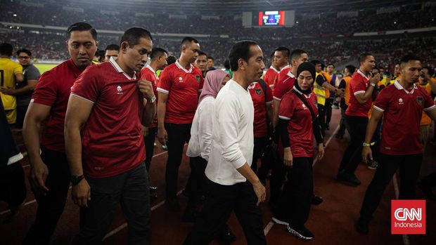 Jokowi di Indonesia vs Argentina. CNNIndonesia/ Adi Maulana Ibrahim