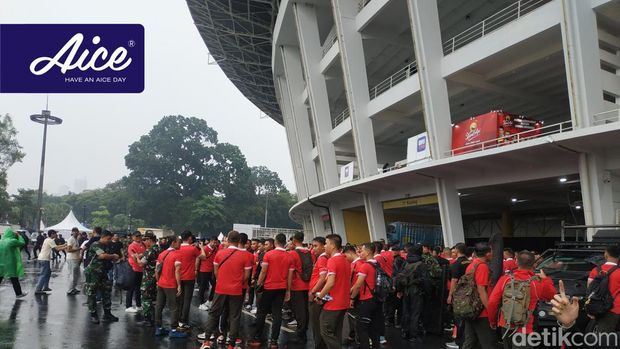 Hujan rintik-rintik di Stadion Utama Gelora Bung Karno (GBK) jelang Timnas Indonesia Vs Argentina.Hujan rintik-rintik mewarnai Stadion Utama GBK menjelang laga Timnas Indonesia Vs Argentina. Sekitar pukul 15.00, WIB, suasana mulai ramai.