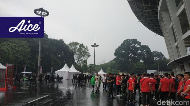 Hujan rintik-rintik di Stadion Utama Gelora Bung Karno (GBK) jelang Timnas Indonesia Vs Argentina.Hujan rintik-rintik mewarnai Stadion Utama GBK menjelang laga Timnas Indonesia Vs Argentina. Sekitar pukul 15.00, WIB, suasana mulai ramai.