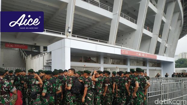 Hujan rintik-rintik di Stadion Utama Gelora Bung Karno (GBK) jelang Timnas Indonesia Vs Argentina.Hujan rintik-rintik mewarnai Stadion Utama GBK menjelang laga Timnas Indonesia Vs Argentina. Sekitar pukul 15.00, WIB, suasana mulai ramai.