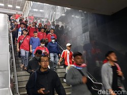 Usai Indonesia vs Argentina, Stasiun MRT Ramai Suporter tapi Tetap Tertib