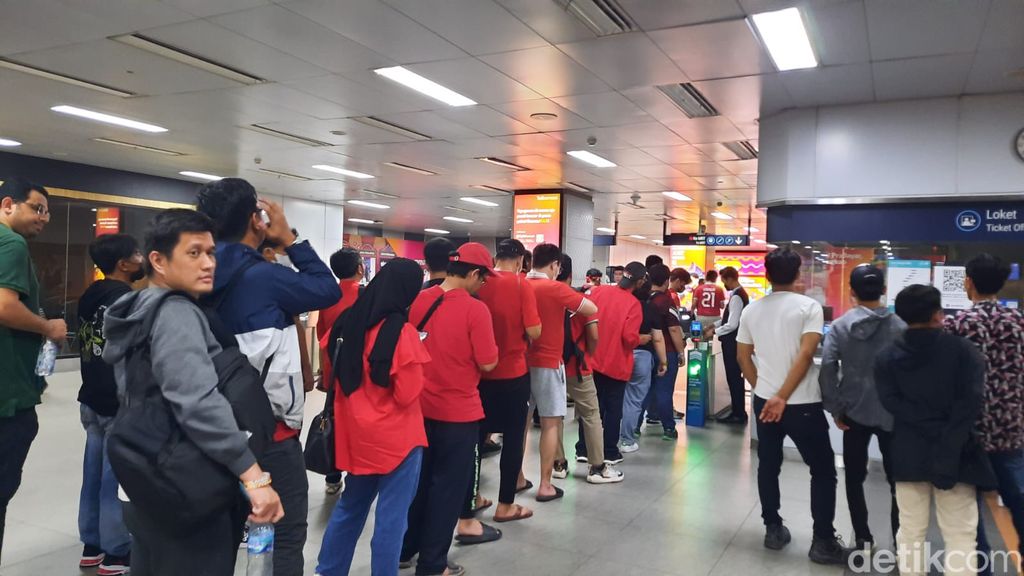 Suasana Stasiun MRT Senayan, 19 Juni 2023, malam, pasca-pertandingan Indonesia vs Argentina. (Adrial Akbar/detikcom)