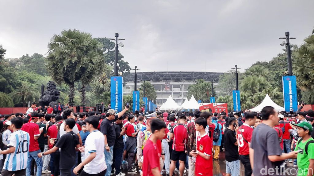 Suporter Indonesia mulai masuk lewat Gate G, Stadion Gelora Bung Karno (GBK), jelang laga Indonesia vs Argentina, 19 Juni 2023, sore. (Annisa Aulia R/detikcom)