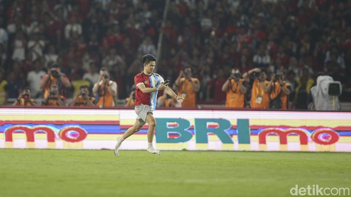 Suporter Menyusup ke Lapangan usai Indonesia vs Argentina