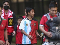 Ribuan penonton nampak terbelahantara Timnas Indonesia dan Argentina.