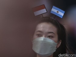 Beberapa dari mereka mengenakan beragam atribut yang unik.