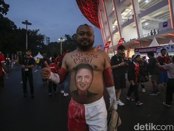 Ada juga yang melukiskan wajah Erick Thohir bertuliskan Maju Terus PSSI.