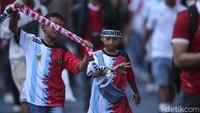 Bahkan ada beberapa suporter yang mengenakan jersey gabungan Argentina dan Timnas Indonesia.