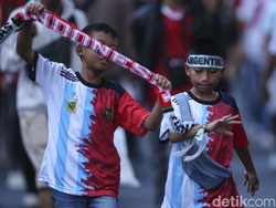Bahkan ada beberapa suporter yang mengenakan jersey gabungan Argentina dan Timnas Indonesia.