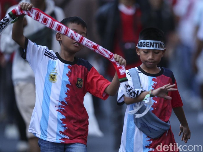 Suporter 'Terbelah' Dukung Timnas & Argentina