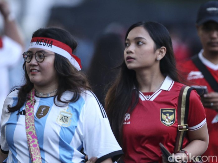 Suporter 'Terbelah' Dukung Timnas & Argentina
