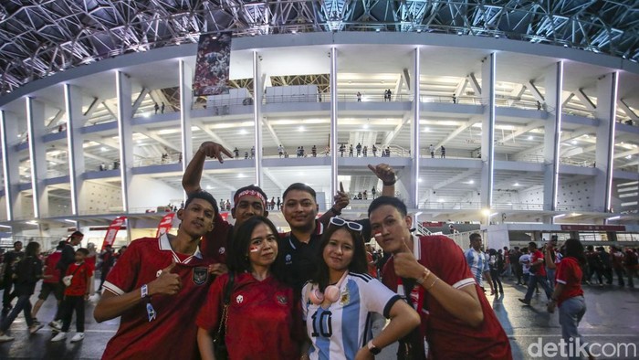 Suporter 'Terbelah' Dukung Timnas & Argentina Suporter 'Terbelah' Dukung Timnas & Argentina