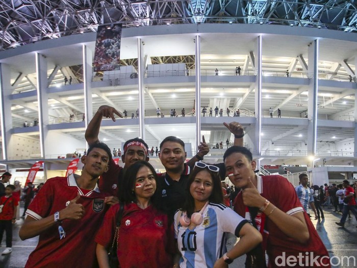 Suporter 'Terbelah' Dukung Timnas & Argentina