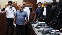 Tanpa Alas Kaki, Lukas Enembe Jalani Sidang Perdana Kasus Suap