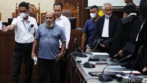 Tanpa Alas Kaki, Lukas Enembe Jalani Sidang Perdana Kasus Suap