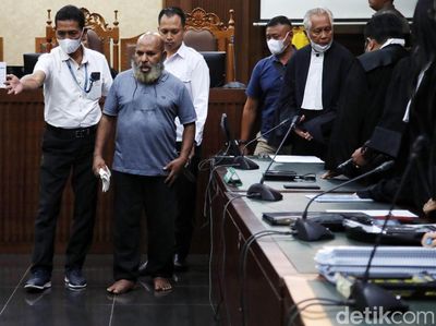Tanpa Alas Kaki, Lukas Enembe Jalani Sidang Perdana Kasus Suap