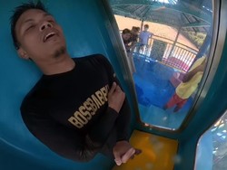 Pemuda Malaysia Tersangkut di Dalam Seluncuran Air, Panik Setengah Mati