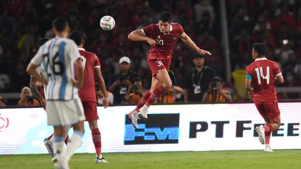 Pesepak bola Timnas Indonesia Elkan Baggott menyundul bola saat laga persahabatan FIFA Matchday melawan Timnas Argentina di Stadion Utama Gelora Bung Karno, Jakarta, Senin (19/6/2023). ANTARA FOTO/Akbar Nugroho Gumay/tom.