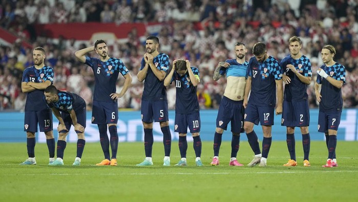 Croatia players react after Croatias Lovro Majer missed a penalty kick during the Nations League final soccer match between Croatia and Spain at De Kuip stadium in Rotterdam, Netherlands, Sunday, June 18, 2023. (AP Photo/Martin Meissner)