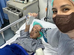 Kondisi Putra Tya Ariestya Usai Jalani Operasi karena Jatuh