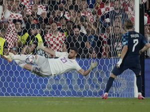 Aksi Heroik Unai Simon Gagalkan 2 Penalti Kroasia