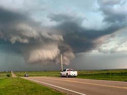 Penampakan Awan Corong di Oklahoma di Tengah Peringatan Tornado