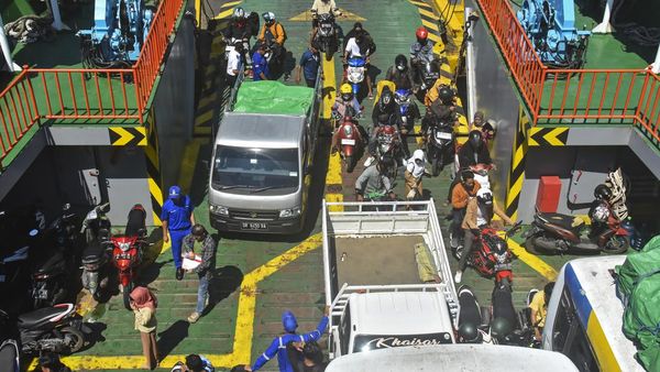 Ramai Aktivitas Penyebrangan di Pelabuhan Kayangan Lombok