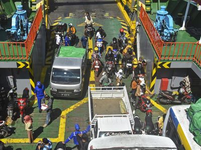 Ramai Aktivitas Penyebrangan di Pelabuhan Kayangan Lombok