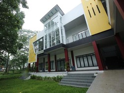 AXA Mandiri Unit Syariah Salurkan Wakaf buat Bangun Laboratorium Sekolah