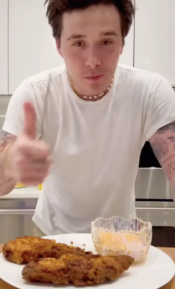 Brooklyn Beckham bikin ayam goreng tapi dikecam