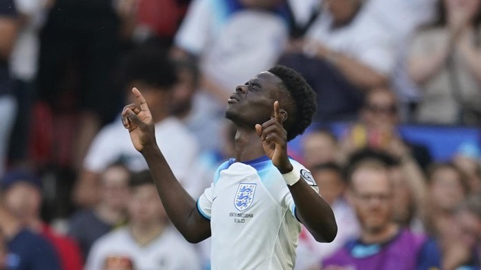 Englands Bukayo Saka celebrates after scoring his sides second goal during the Euro 2024 group C qualifying soccer match between England and North Macedonia at Old Trafford in Manchester, Monday June 19, 2023. (AP Photo/Dave Thompson)