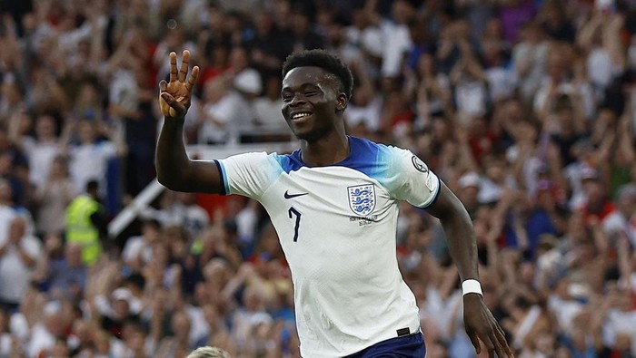 Soccer Football - UEFA Euro 2024 Qualifier - Group C - England v North Macedonia - Old Trafford, Manchester, Britain - June 19, 2023 Englands Bukayo Saka celebrates scoring their fifth goal and his hat-trick Action Images via Reuters/Jason Cairnduff